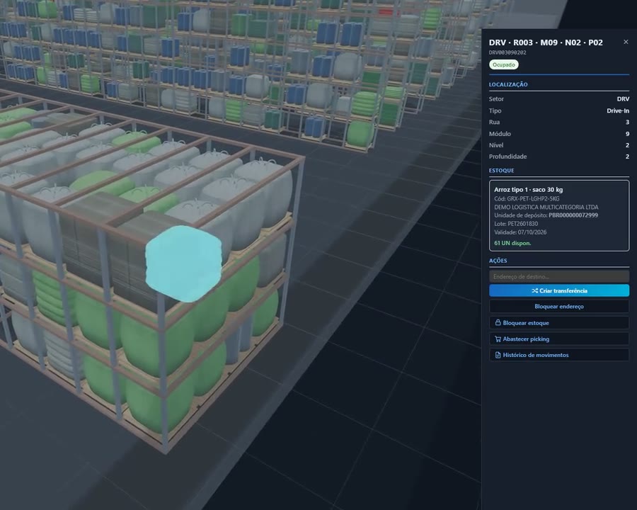 Tela 3D do AtomWMS de perto: um pallet de sacaria destacado no drive-in e, ao lado, o painel do endereço com produto, lote, validade, saldo e ações